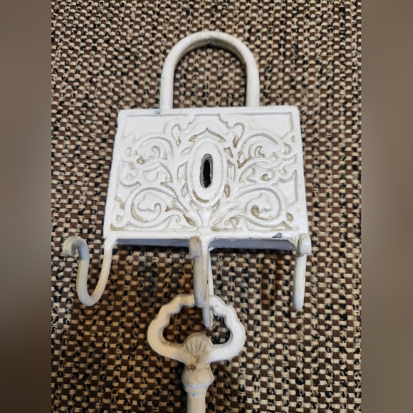 Vintage 12" Painted Heavy Cast Iron Wall Hanging Coat Hanger With Key - Picture 3 of 7